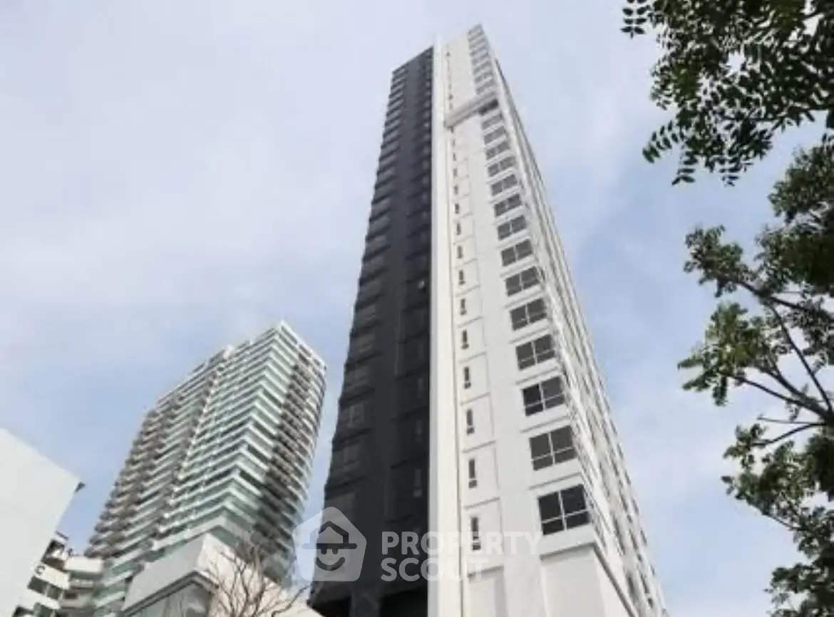 Modern high-rise building with sleek architecture and urban skyline view.