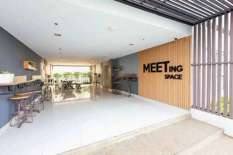Modern meeting space with stylish decor and ample seating in a contemporary building.