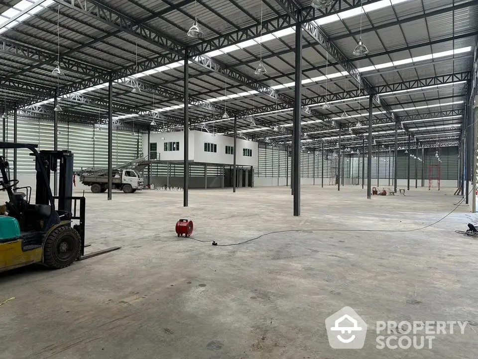 Spacious industrial warehouse with high ceilings and ample storage space