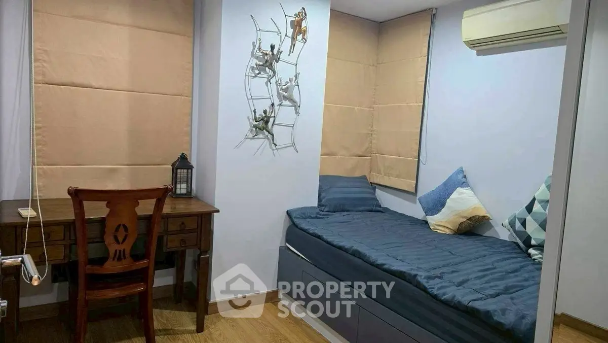 Cozy study room with daybed and wooden desk, perfect for work and relaxation.