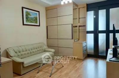 Cozy living room with modern furniture and wooden flooring