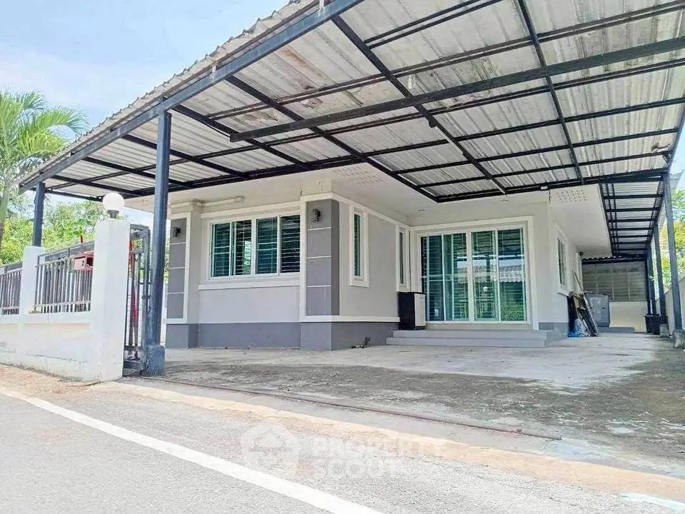 Modern single-story house with spacious carport and sleek design