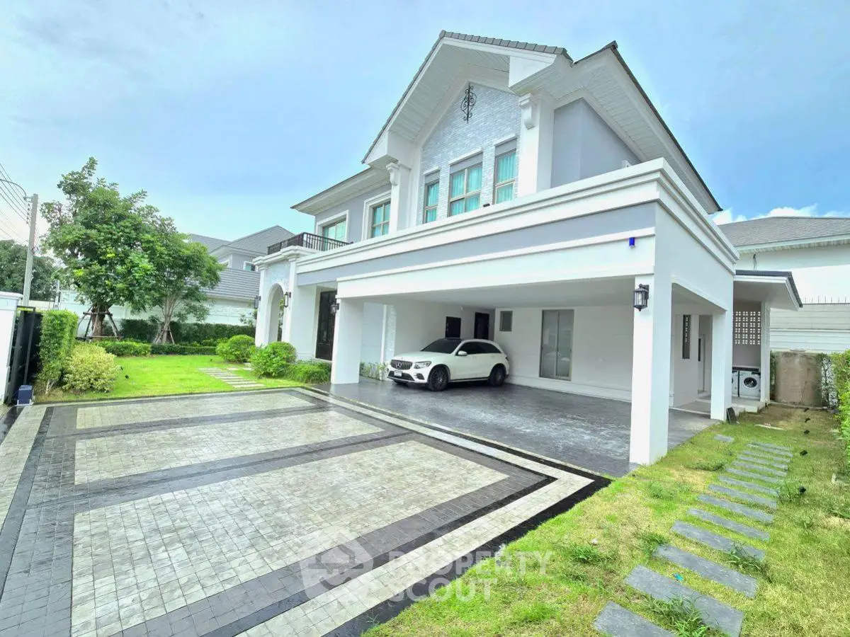 Luxurious modern house with spacious driveway and elegant architecture