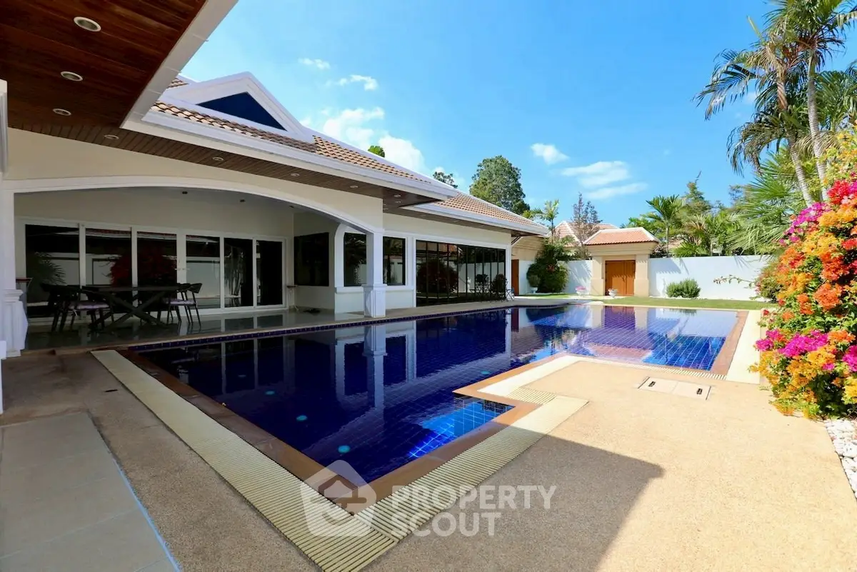 Luxurious villa with stunning pool and tropical garden