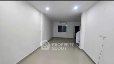 Spacious unfurnished room with bright lighting and tiled flooring, ideal for customization.