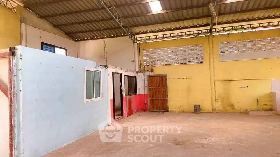 Spacious industrial warehouse with high ceilings and open layout, ideal for storage or workshop use.