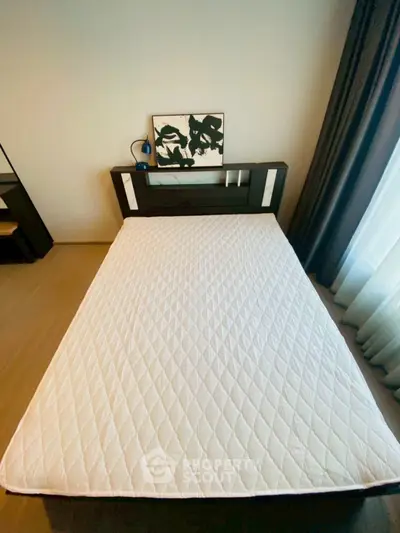 Cozy bedroom with a stylish bed and modern decor, perfect for relaxation and comfort.