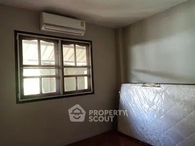 Cozy bedroom with air conditioning and natural light, perfect for a comfortable living space.