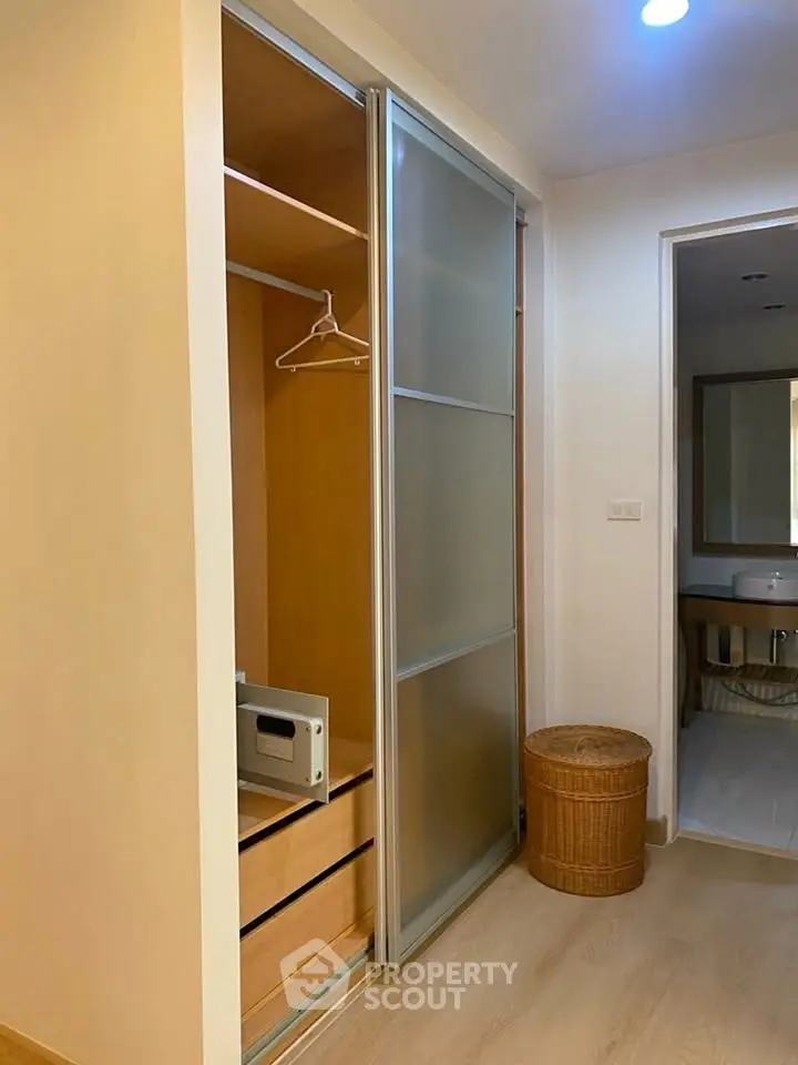 Modern apartment with sliding closet doors and bathroom view, ideal for urban living.