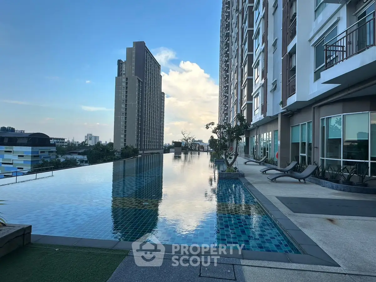 Luxurious high-rise apartment with stunning infinity pool and city views