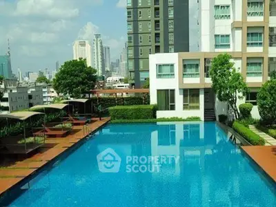 Luxurious urban apartment with stunning pool and city view