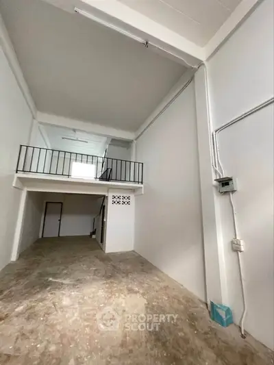 Spacious industrial-style loft with high ceilings and mezzanine level.