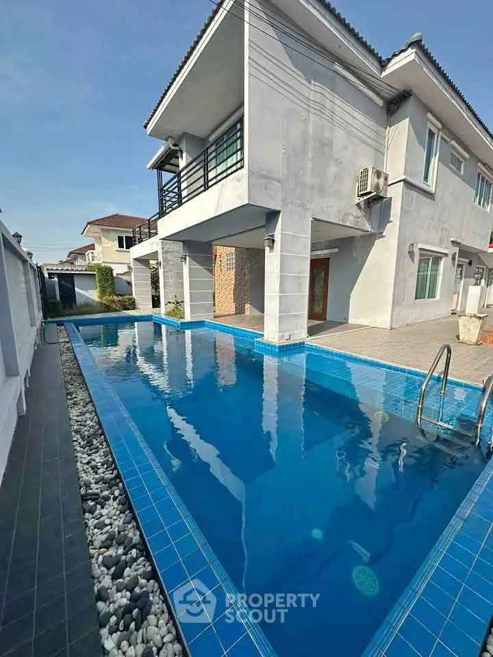 Modern house with sleek pool and spacious outdoor area, perfect for luxury living.