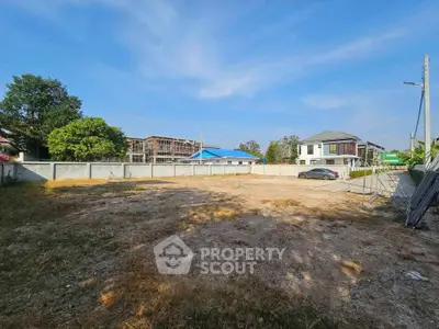 Spacious vacant land with potential for development in a residential area.
