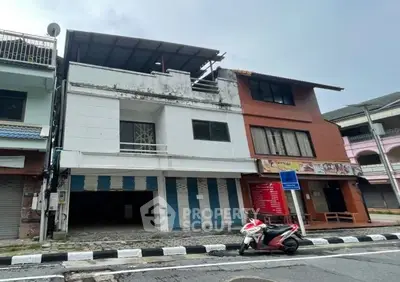 Commercial building exterior with street view and parking area, ideal for business opportunities.