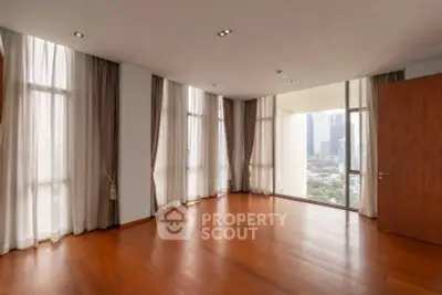 Spacious corner unit with floor-to-ceiling windows and stunning city view.