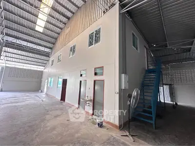 Spacious industrial warehouse with mezzanine and high ceilings, ideal for storage or manufacturing.