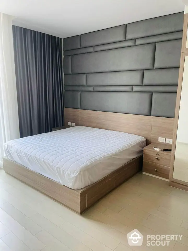 Fully Furnished 2 Bedrooms Condo at Noble Ploenchit-1