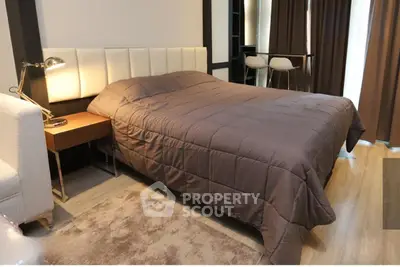 Modern bedroom with stylish decor and cozy ambiance, featuring a comfortable bed and elegant furnishings.