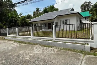 Charming single-story house with fenced yard and modern design