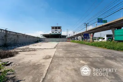 Spacious vacant land with potential for development near highway access