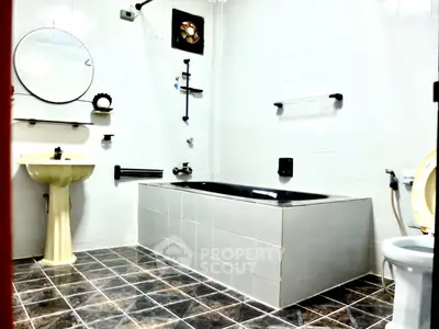 Fully Furnished 5 Bedrooms House -2