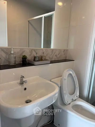 Modern bathroom with sleek fixtures and elegant tile design