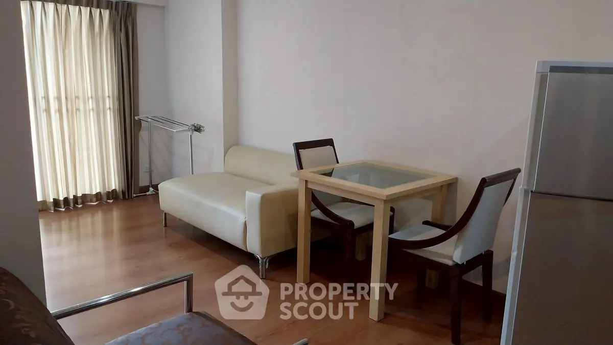 Cozy living room with modern furniture and wooden flooring