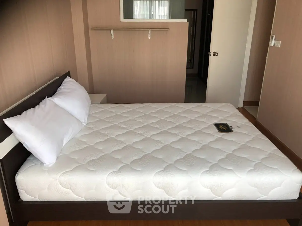 Spacious bedroom with a comfortable double bed and modern decor, perfect for relaxation.