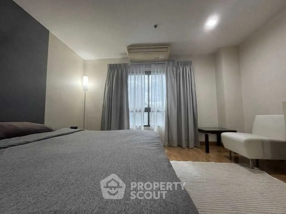 Modern bedroom with cozy lighting and stylish decor, featuring a comfortable bed and elegant furnishings.