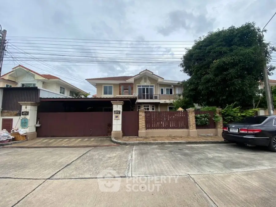 Charming suburban house with spacious driveway and lush greenery, perfect for family living.