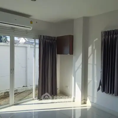 Bright room with large windows and air conditioning, perfect for natural light lovers.