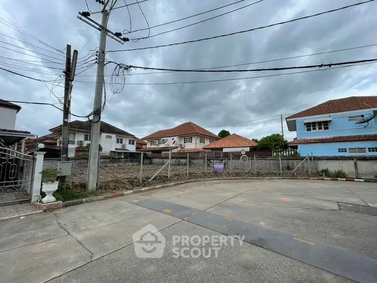 Charming suburban neighborhood with spacious homes and well-maintained streets, perfect for family living.