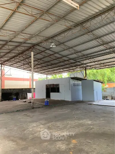 Spacious industrial warehouse with high ceilings and open layout, ideal for storage or manufacturing.