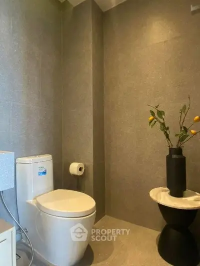 Modern bathroom with sleek design and elegant decor