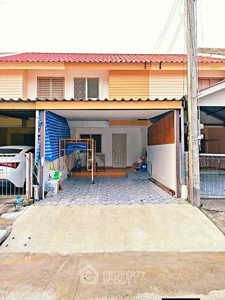 Charming townhouse with covered parking and tiled driveway in a quiet neighborhood.