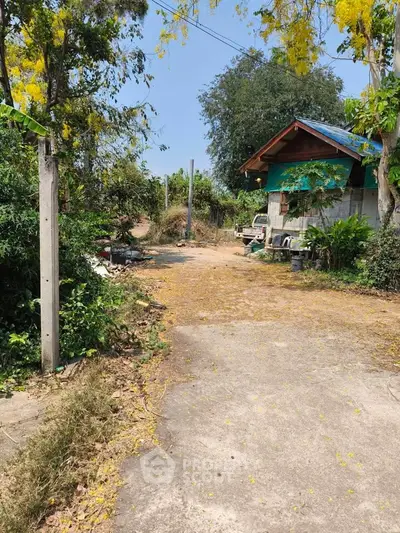 Charming rural property with lush greenery and rustic house, perfect for nature lovers seeking tranquility.