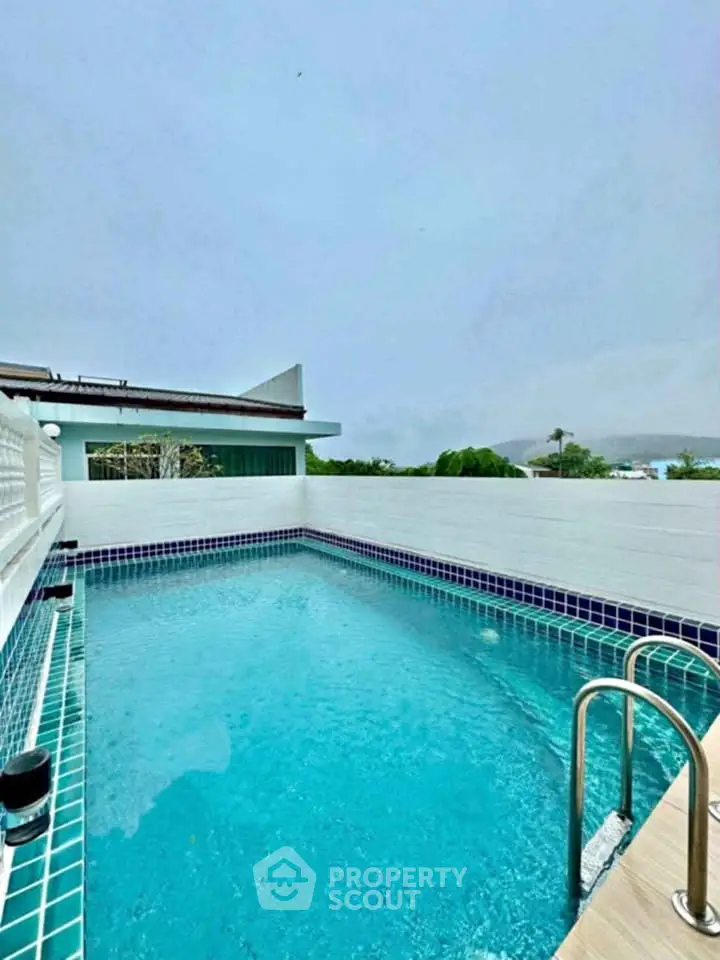 Stunning rooftop pool with panoramic views, perfect for relaxation and leisure in a modern urban setting.