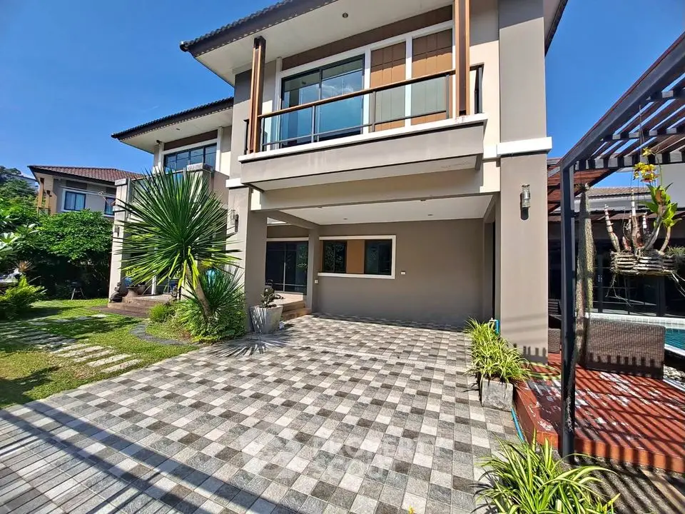 Stunning modern house with spacious driveway and lush garden
