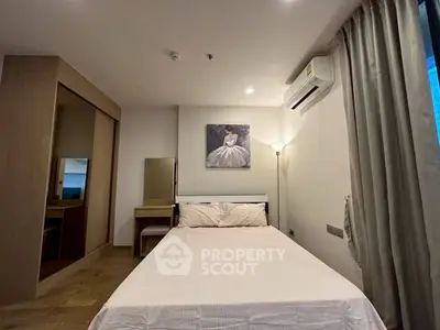 Cozy bedroom with modern decor, featuring a comfortable bed, air conditioning, and elegant lighting.