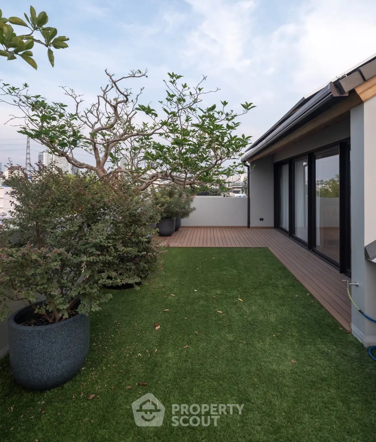 Stunning rooftop garden with lush greenery and modern design, perfect for relaxation and entertainment.