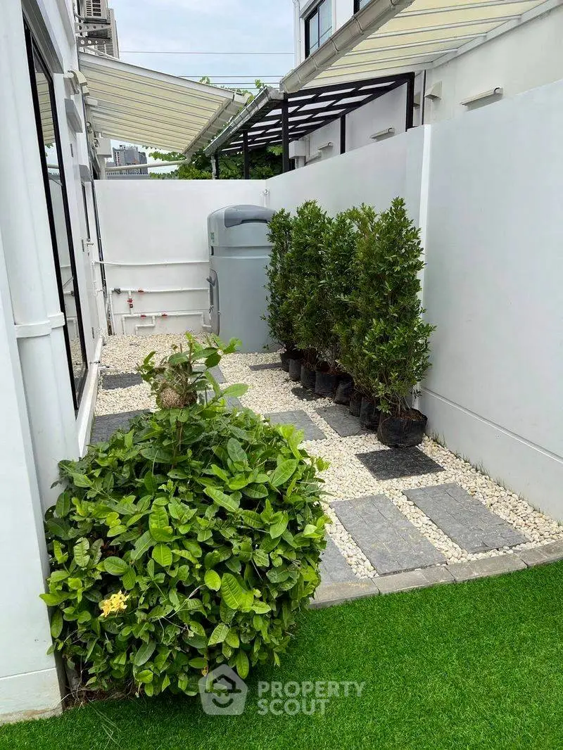 Charming garden area with lush greenery and modern design, perfect for relaxation and outdoor enjoyment.