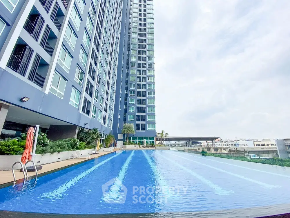 Luxurious high-rise apartment with stunning pool and city views