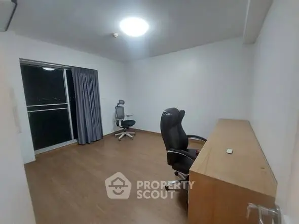 Spacious study room with modern office chairs and wooden flooring, ideal for productivity and comfort.