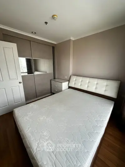 Cozy bedroom with modern design, featuring a comfortable bed and stylish wardrobe.