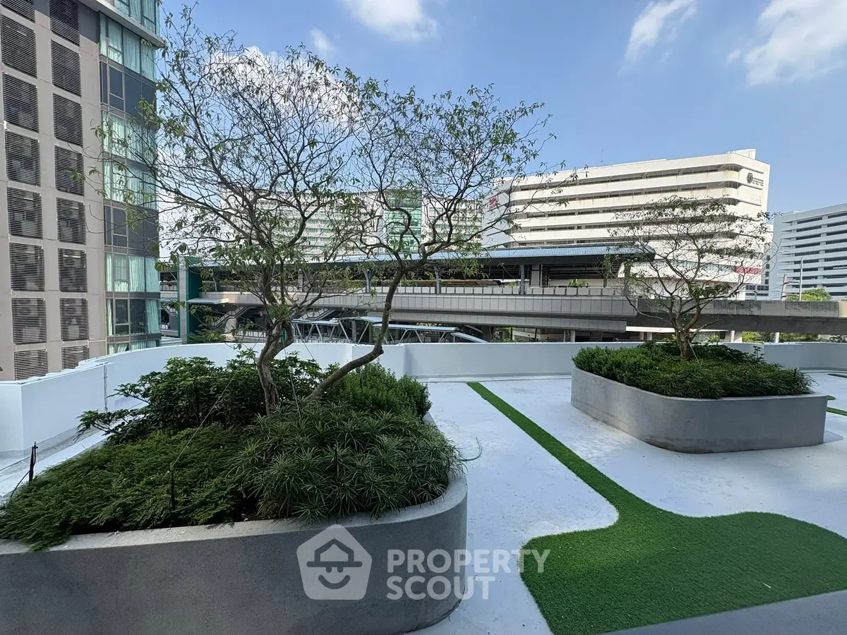 Modern urban rooftop garden with lush greenery and city views, perfect for relaxation and leisure.