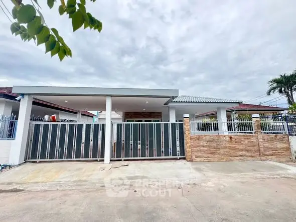 Charming single-story home with modern gate and spacious driveway