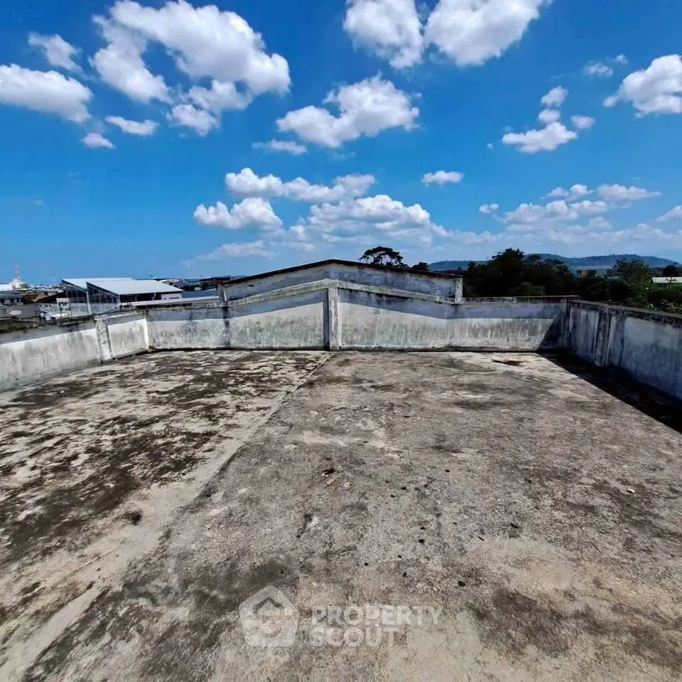Expansive rooftop with panoramic views under a clear blue sky, ideal for development or leisure.