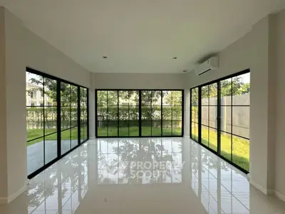 Spacious corner unit with large windows and garden view, perfect for natural light lovers.