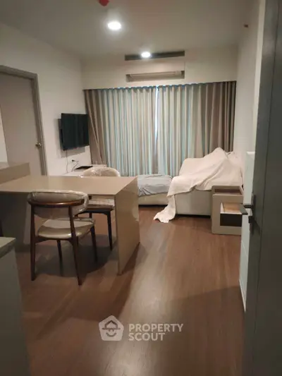 Cozy living room with modern furniture and wooden flooring, perfect for relaxation and entertainment.